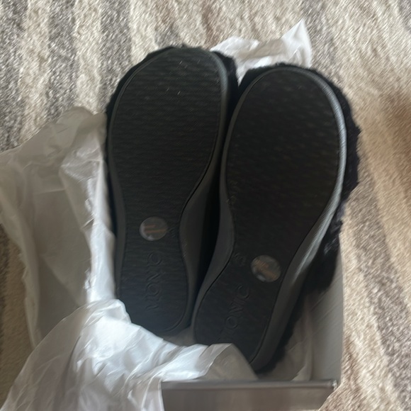 NIB Vionic Women's Black Gemma Plush Mule Slipper, Black, 7 - Picture 4 of 7